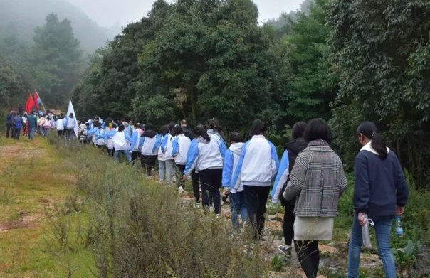 师生重走长征路